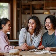 Groupe de personnes riant et conversant autour d'une table