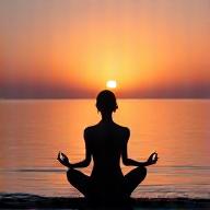 Silhouette faisant du yoga face à un lever de soleil sur la mer